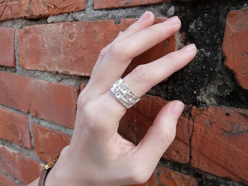 Woven wide version sterling silver ring - แหวนทั่วไป - โลหะ สีเงิน