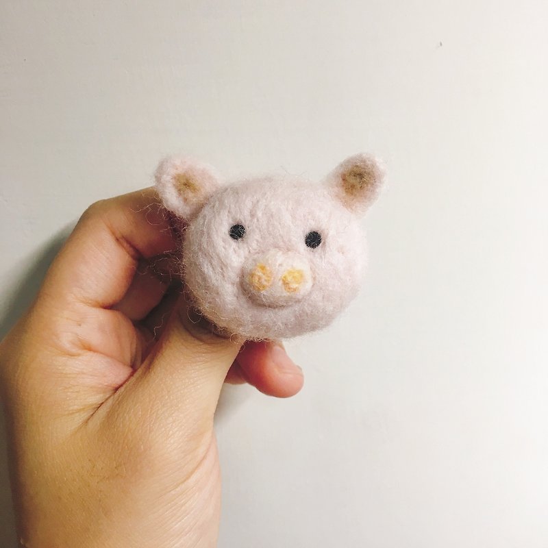Wool felt handmade pig pin - เข็มกลัด - ขนแกะ สึชมพู