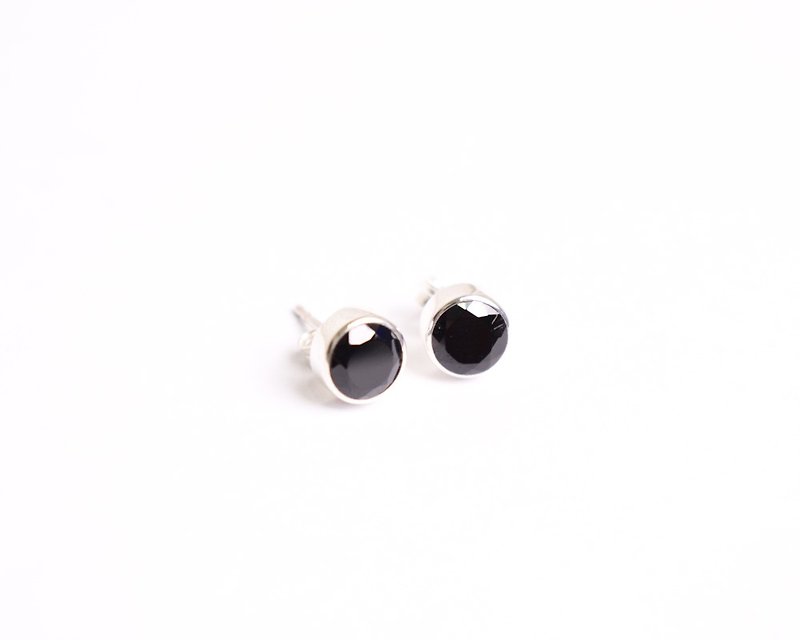 漆黒の美しい輝きブラックスピネルの一粒ピアス　シルバー925 - 耳環/耳夾 - 純銀 黑色