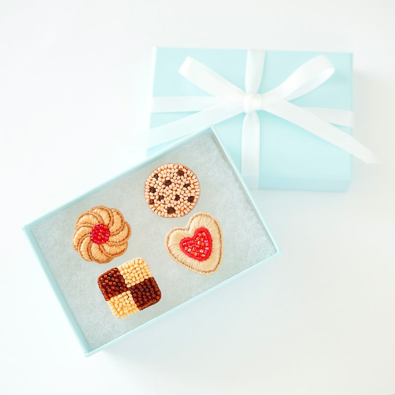 Set of 4 bead embroidered cookie pin badges (jam cookies & check icebox cookies & chocolate chip cookies & stained glass cookies) Assorted cookies with box - เข็มกลัด - วัสดุอื่นๆ สีนำ้ตาล