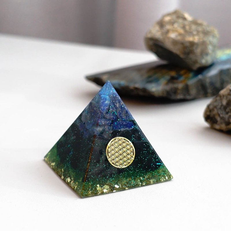 【青金石、綠砂石】奧根水晶能量金字塔Orgonite 5x5 cm - 擺飾/家飾品 - 水晶 多色