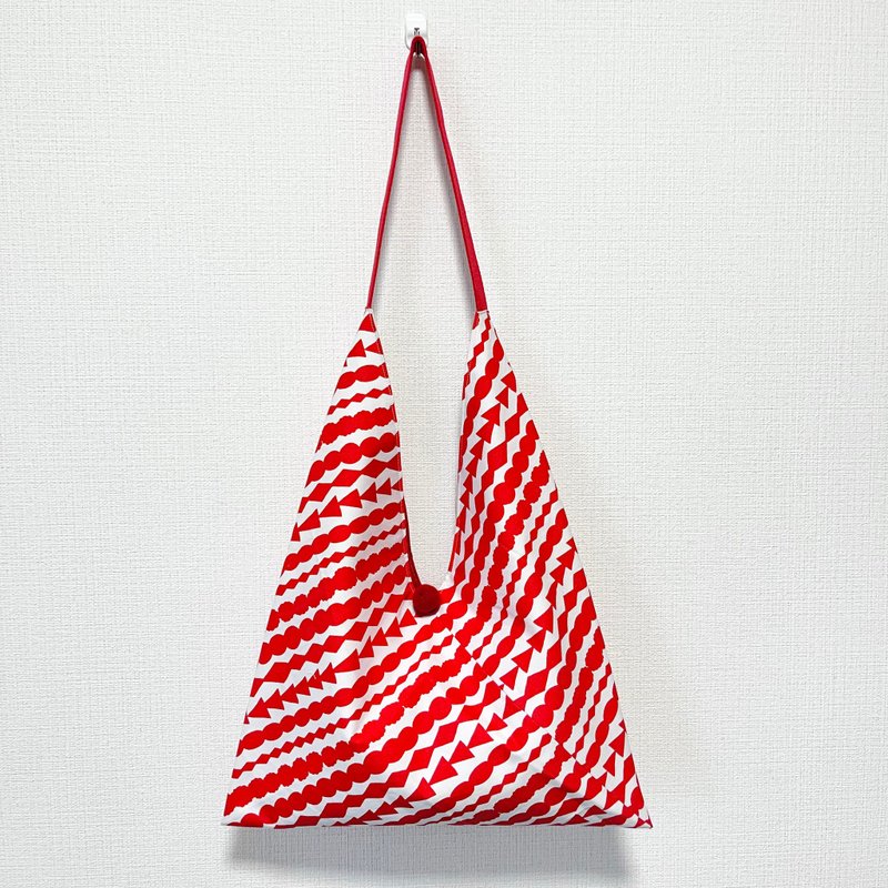 𣈱Sale in stock/Japanese-style zong-shaped side backpack/large size/red geometric strip on white - กระเป๋าแมสเซนเจอร์ - ผ้าฝ้าย/ผ้าลินิน สีแดง