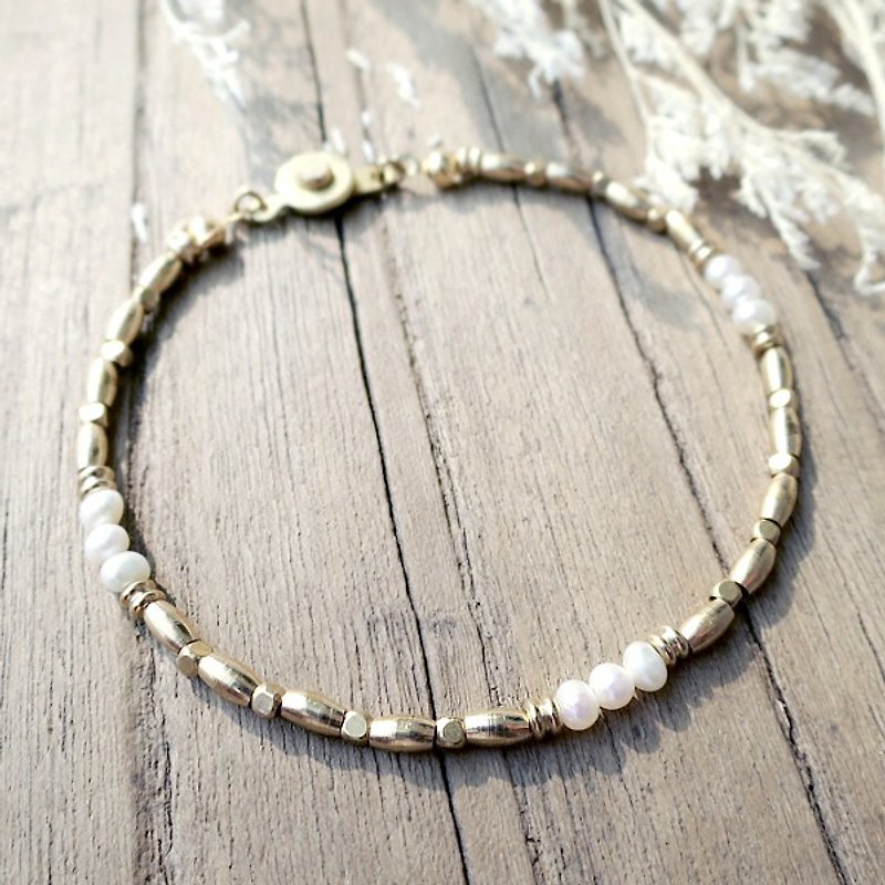 VIIART. Early morning dew. Fine pearl bracelet Bronze - Bracelets - Pearl White