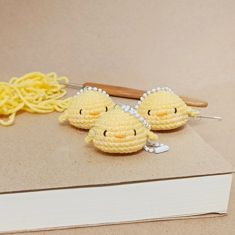 Baby chick crochet doll keychain - 吊飾/掛飾 - 其他材質 黃色