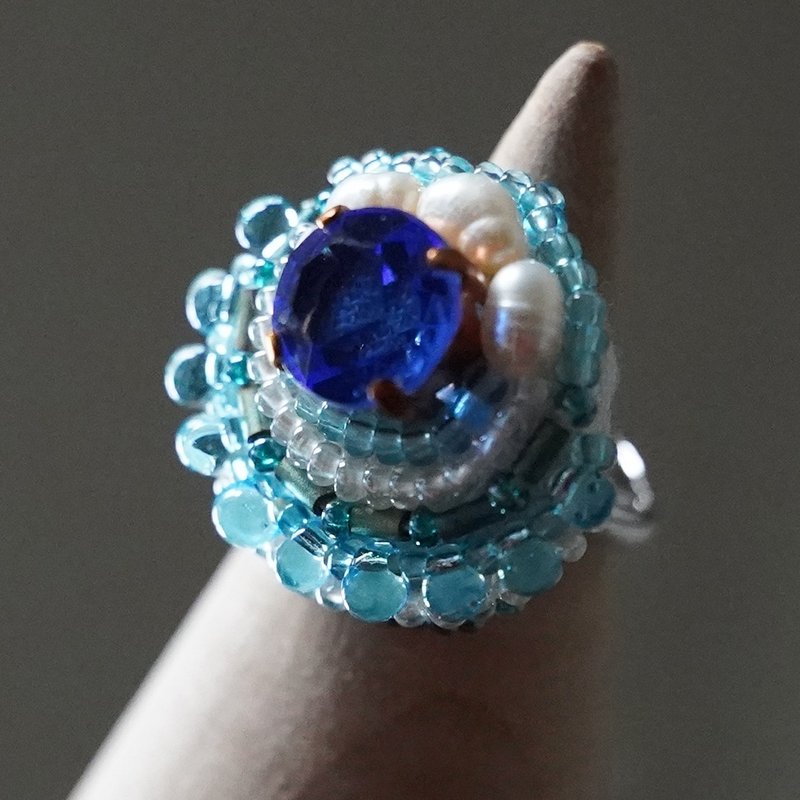 スカーフ留めにも おしゃべりな指輪127 フリーサイズ　ビーズ刺繍のリング　ビジュー　おおぶりリング - 戒指 - 玻璃 藍色
