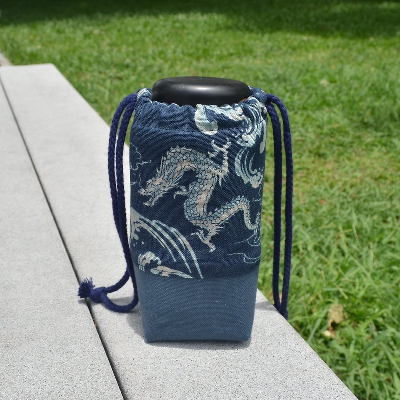 Dragon pattern beverage bag/water bottle holder/beverage carrier - ถุงใส่กระติกนำ้ - ผ้าฝ้าย/ผ้าลินิน สีน้ำเงิน