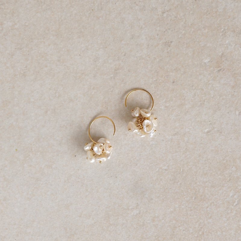 14kgf Pom Pom Pearl Hook Earrings - ต่างหู - ไข่มุก ขาว
