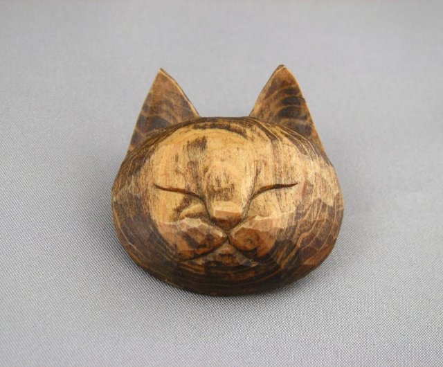 木彫りの細目猫ブローチ - ショップ 仏屋さかい stha Hotokeya Sakai