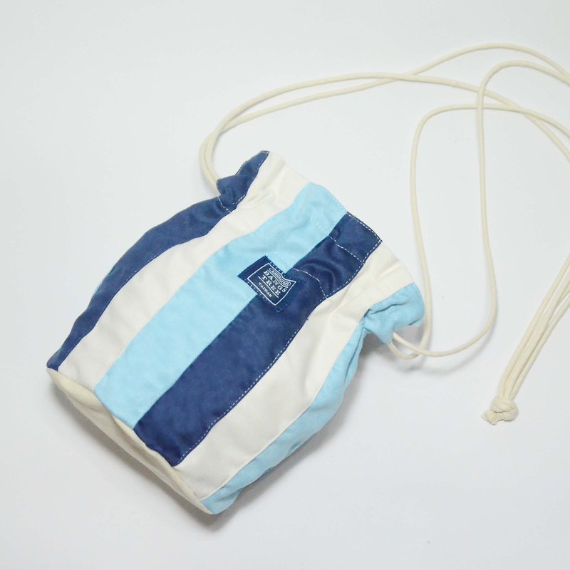 ::瀏海樹:: 側背水桶包_深藍與水藍 - 側背包/斜背包 - 棉．麻 藍色