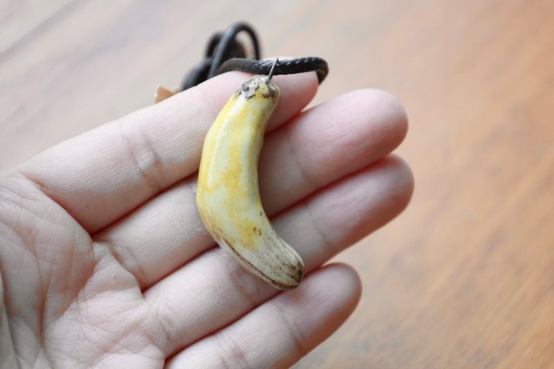 【快速出貨】醜萌當道可愛立體寫實香蕉手捏陶項鍊層次真實釉下彩 - 項鍊 - 陶 黃色