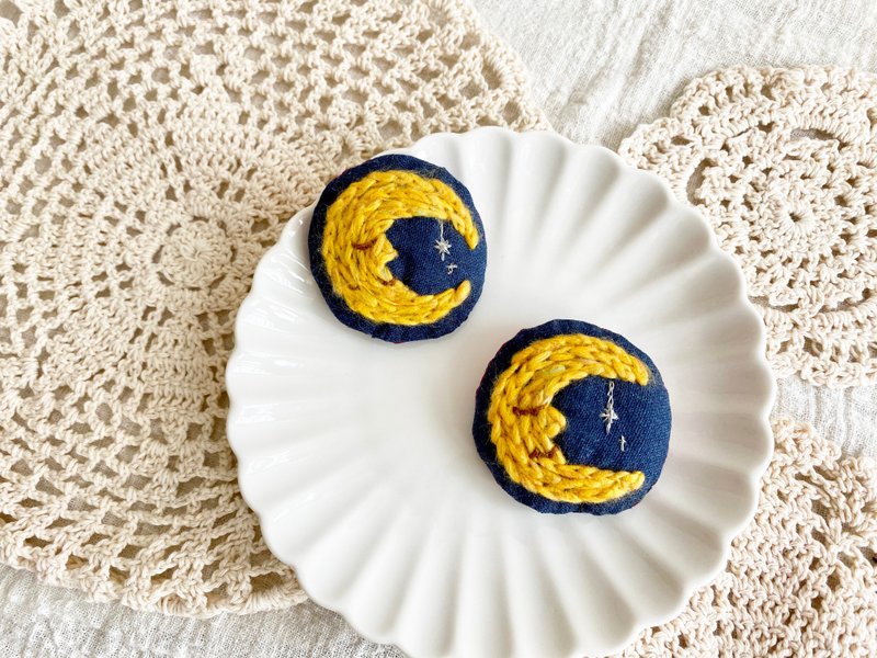 平静的月亮晚上 刺繡布胸針 - 胸針 - 棉．麻 藍色