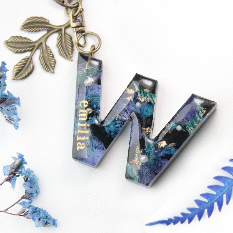 [Customized] Classical mysterious black forest dry flower 26 capital English letter name key ring - Keychains - Plants & Flowers Black