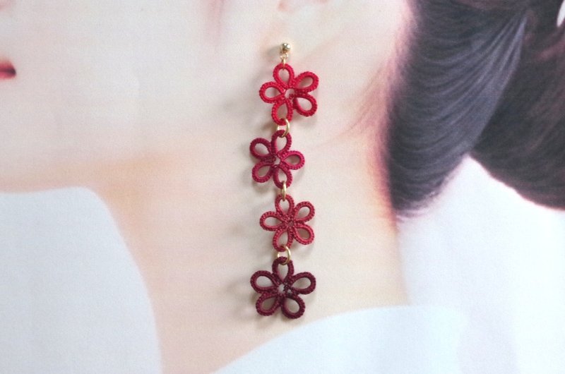 Flower pierced garnet with a row of tatting lace - ต่างหู - ผ้าฝ้าย/ผ้าลินิน สีแดง