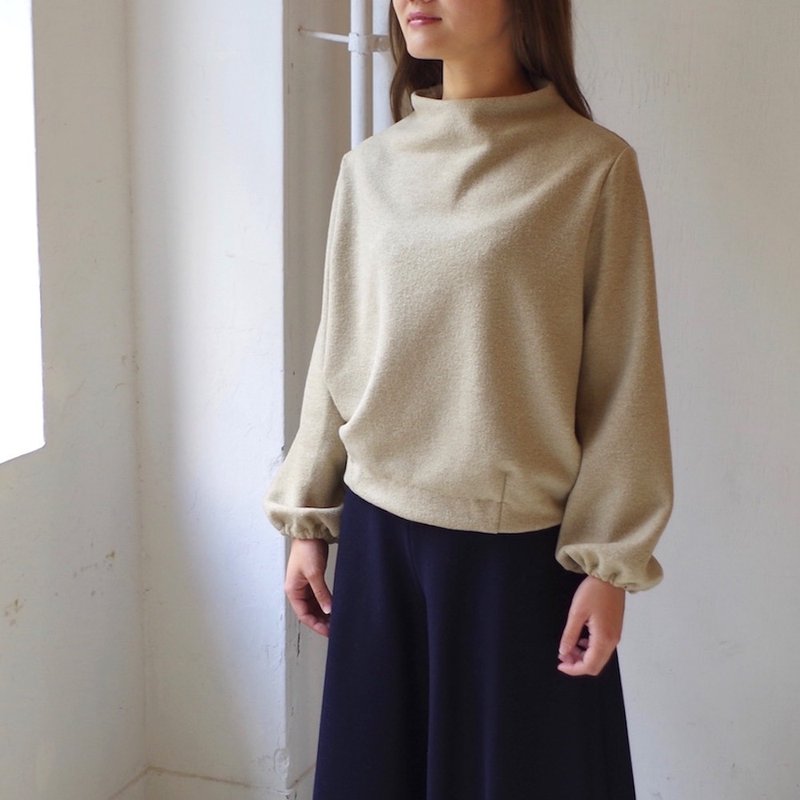 【日本製】ミニブークレビルドネックパフスリーブプルオーバー - beige - 女上衣/長袖上衣 - 其他材質 卡其色