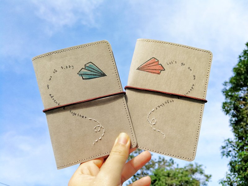[Love is in The Air] hand-painted couple passport holder - ที่เก็บพาสปอร์ต - กระดาษ 