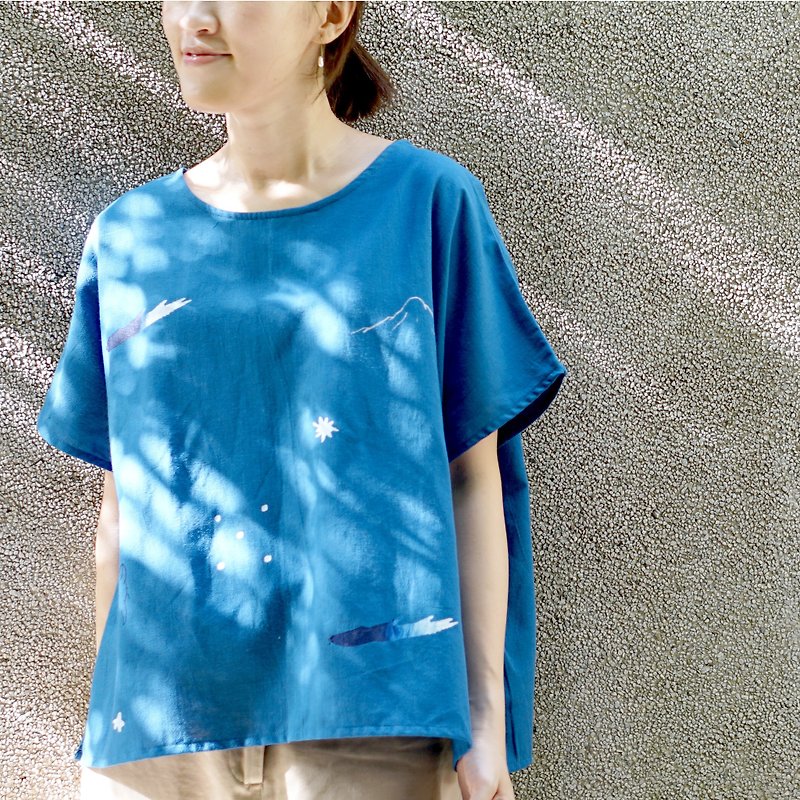Yinke hand-printed rock wave / river / cloud wide open back straps shirt spot - เสื้อผู้หญิง - ผ้าฝ้าย/ผ้าลินิน สีน้ำเงิน