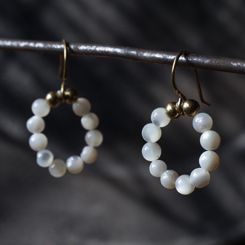Pure white shell wreath earrings-can be used as clip-on earrings - ต่างหู - วัสดุอื่นๆ ขาว