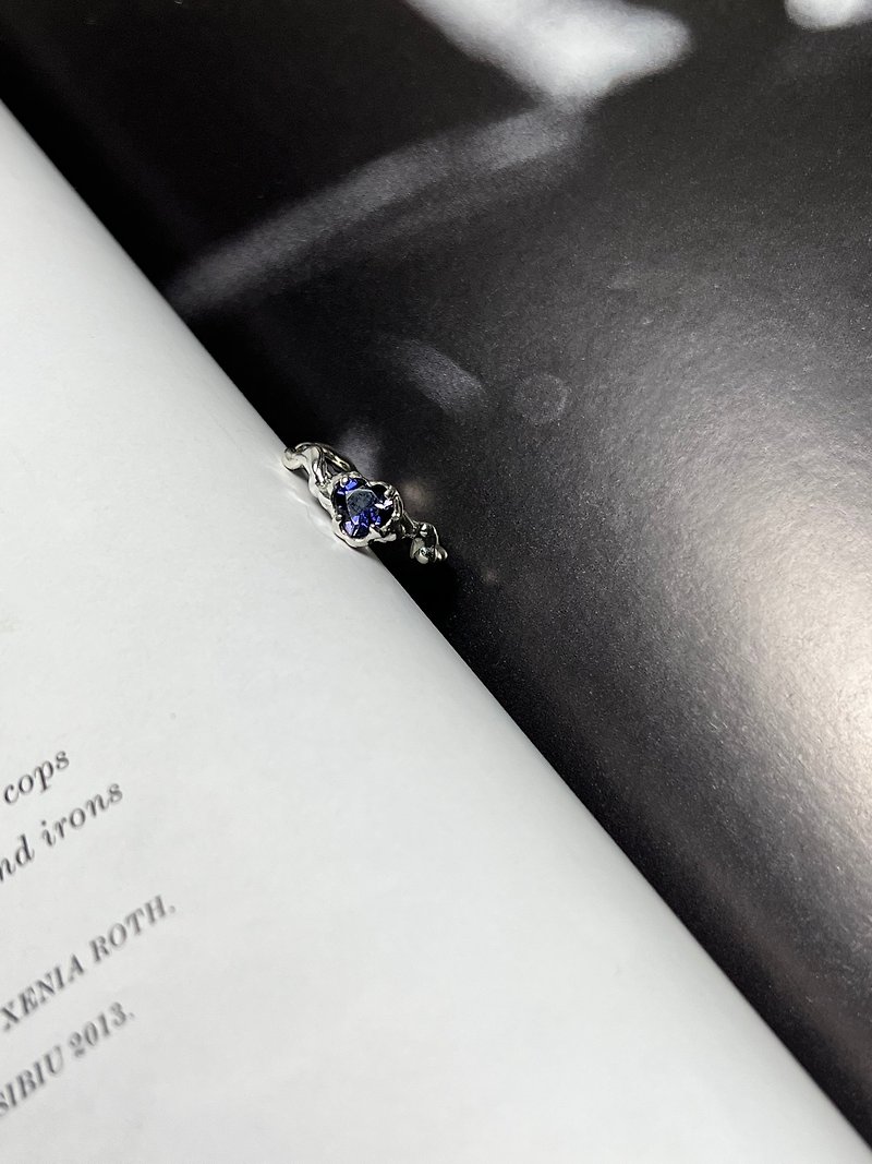 Love-Shaped Lazuli Mobile Sterling Silver Gemstone Ring - แหวนทั่วไป - เครื่องเพชรพลอย สีน้ำเงิน