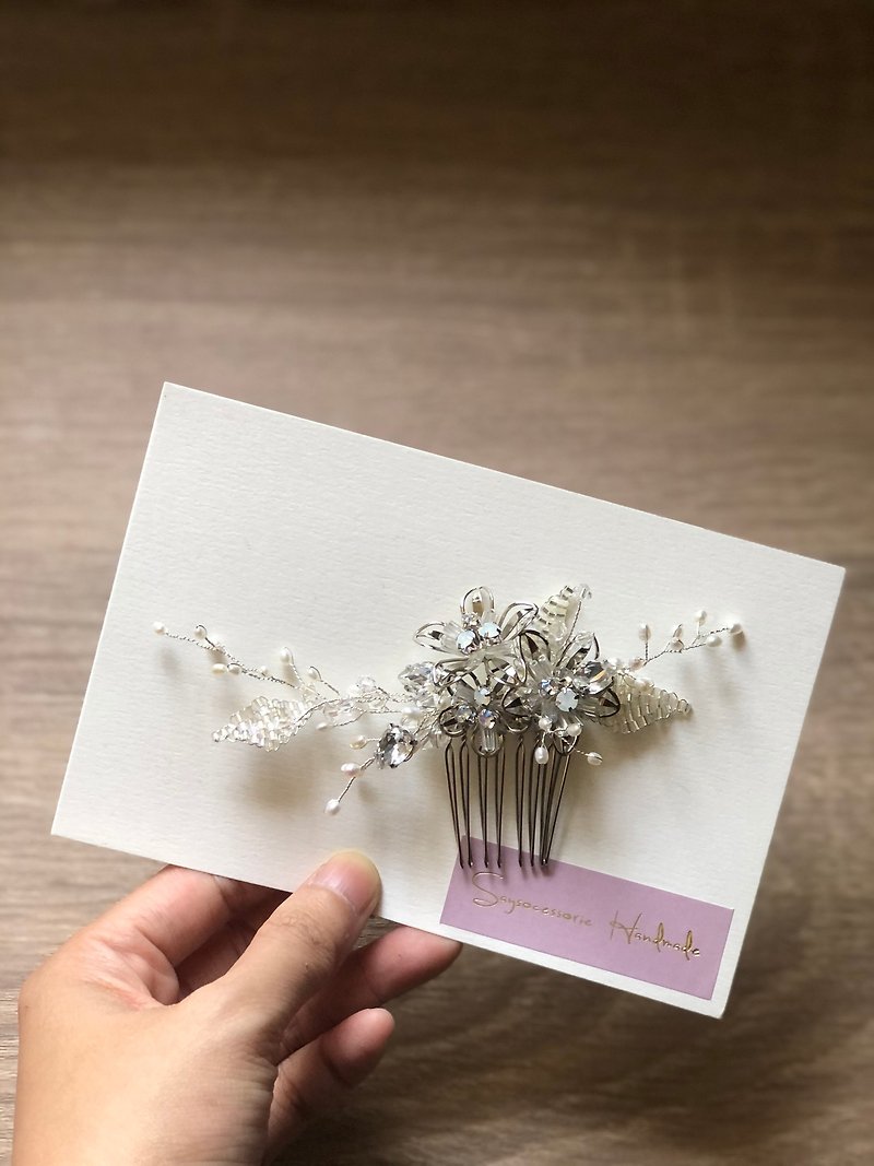Gorgeous silver white crystal freshwater pearl metal flower headpiece, wedding headpiece, bridal headpiece - เครื่องประดับผม - คริสตัล สีเงิน
