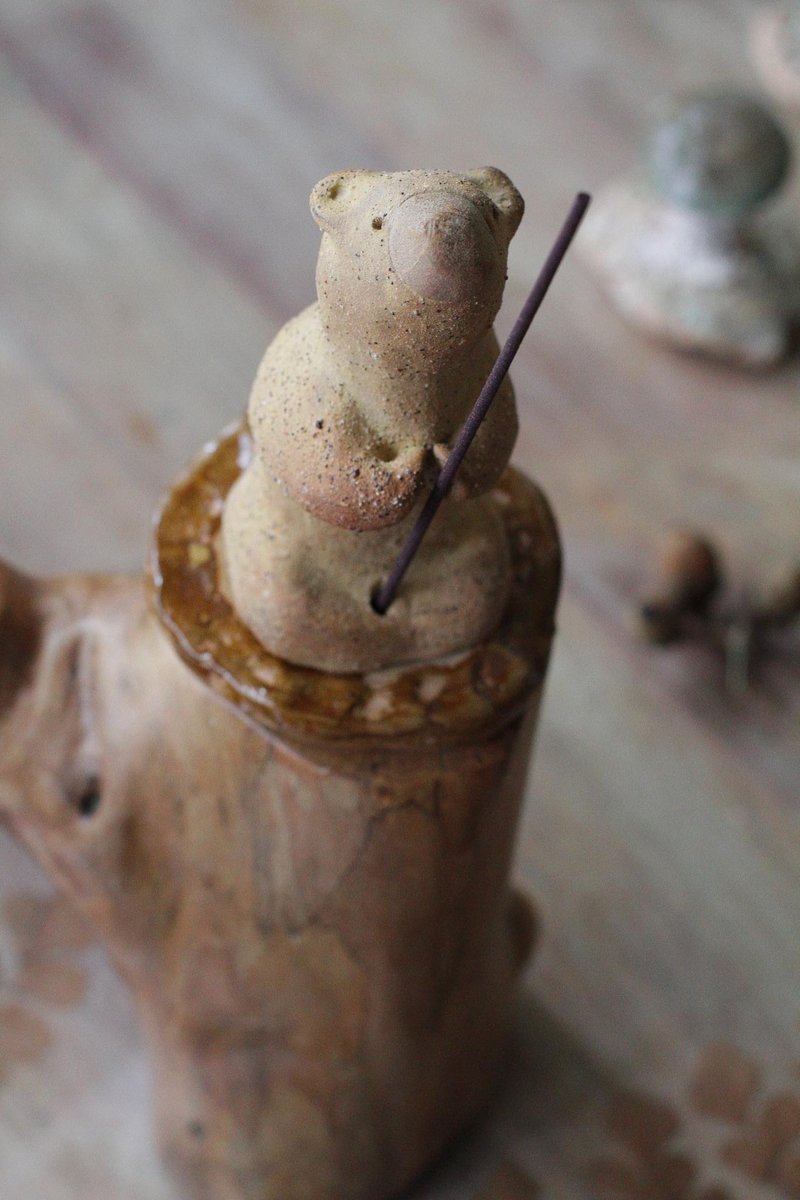 Hand pinched ceramic meditation bear incense sticks stick/ornament - ของวางตกแต่ง - ดินเผา สีทอง