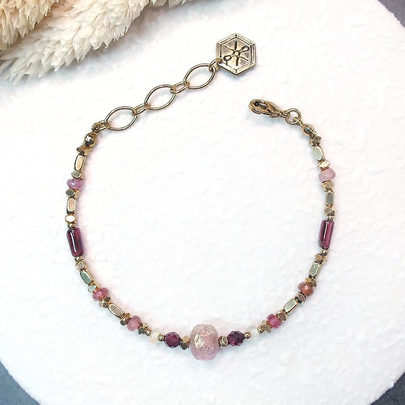 VIIART. Wild strawberry. Vintage antique beads tourmaline Stone opal vintage Bronze bracelet - สร้อยข้อมือ - โลหะ สีแดง