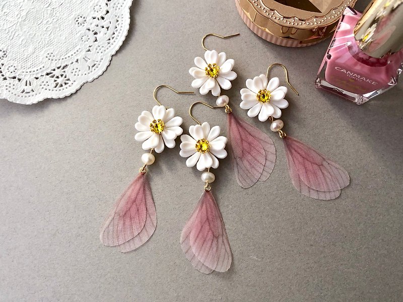 Butterflies who have fallen in love with Margaret【metal allergy-safe】 - Earrings & Clip-ons - Clay White