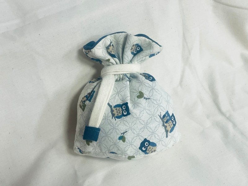 Ready in stock - mini drawstring pocket with bag bottom - white owl - อื่นๆ - ผ้าฝ้าย/ผ้าลินิน ขาว