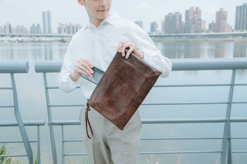 [Christmas gift] Dual-purpose design leather clutch X wash bag smoke brown | Gift recommendation - Clutch Bags - Genuine Leather Brown