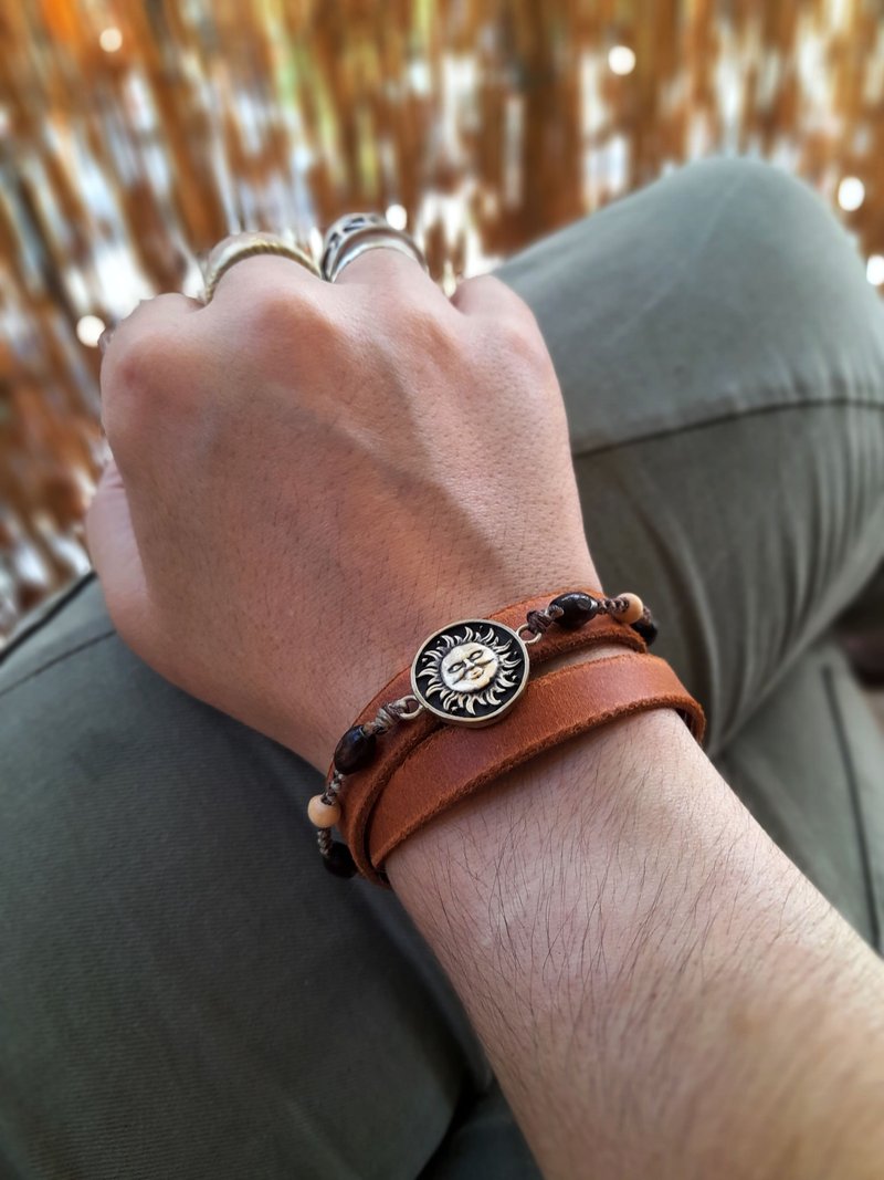 Tribal Sun Face Pendant Leather Wrap Bracelet - 手鍊/手環 - 真皮 咖啡色