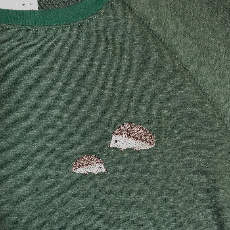 ハリネズミ刺繍セーター/ダークパイングリーン色 - ニット・セーター - その他の素材 グリーン