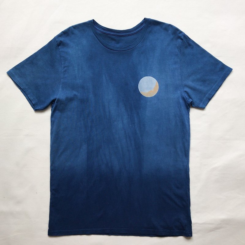 Rain and crescent moon THE MOON TEE Indigo dyed organic cotton Aizome shibori - เสื้อยืดผู้หญิง - ผ้าฝ้าย/ผ้าลินิน สีน้ำเงิน