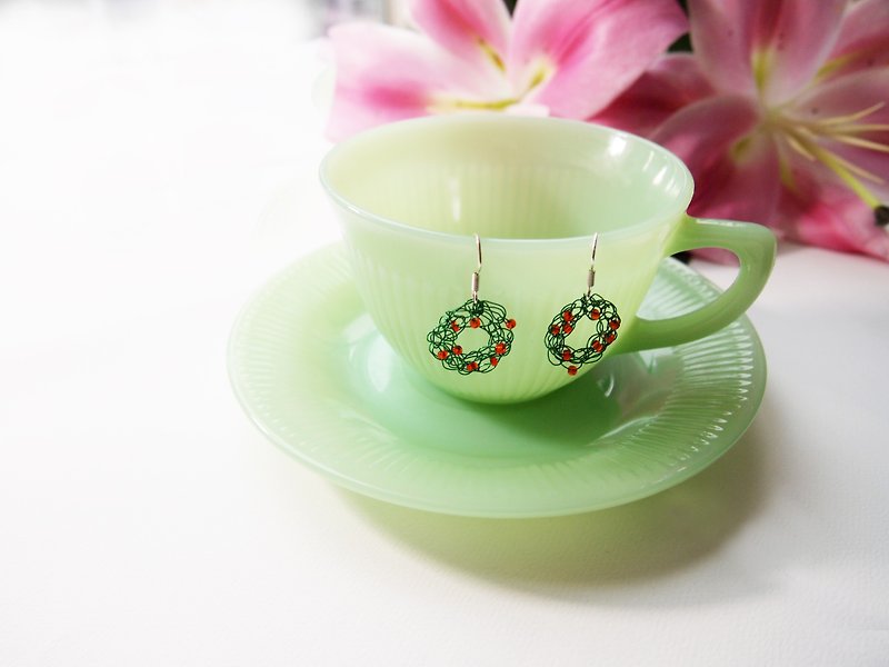 E056 lovely hand braided Bronze wire green donut-shaped earrings - ต่างหู - กระดาษ สีเขียว