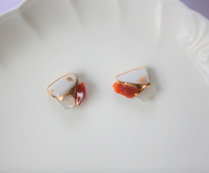Kintsugi x natural stone earrings Clip-On(sea pottery, carnelian, white moonstone) - Earrings & Clip-ons - Gemstone 