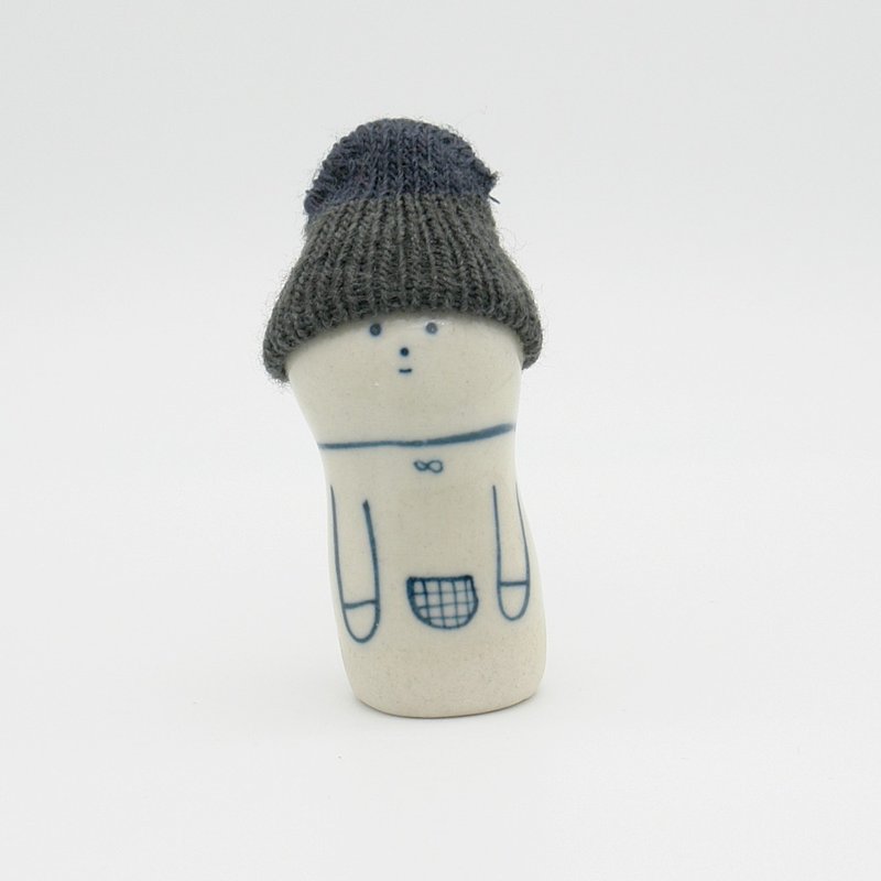 Handmade ceramic doll Bear wearing a knit hat S size - Items for Display - Pottery White