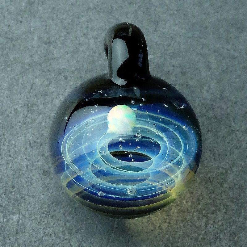惑星の宇宙手作りガラスのペンダント - ネックレス - ガラス ブルー