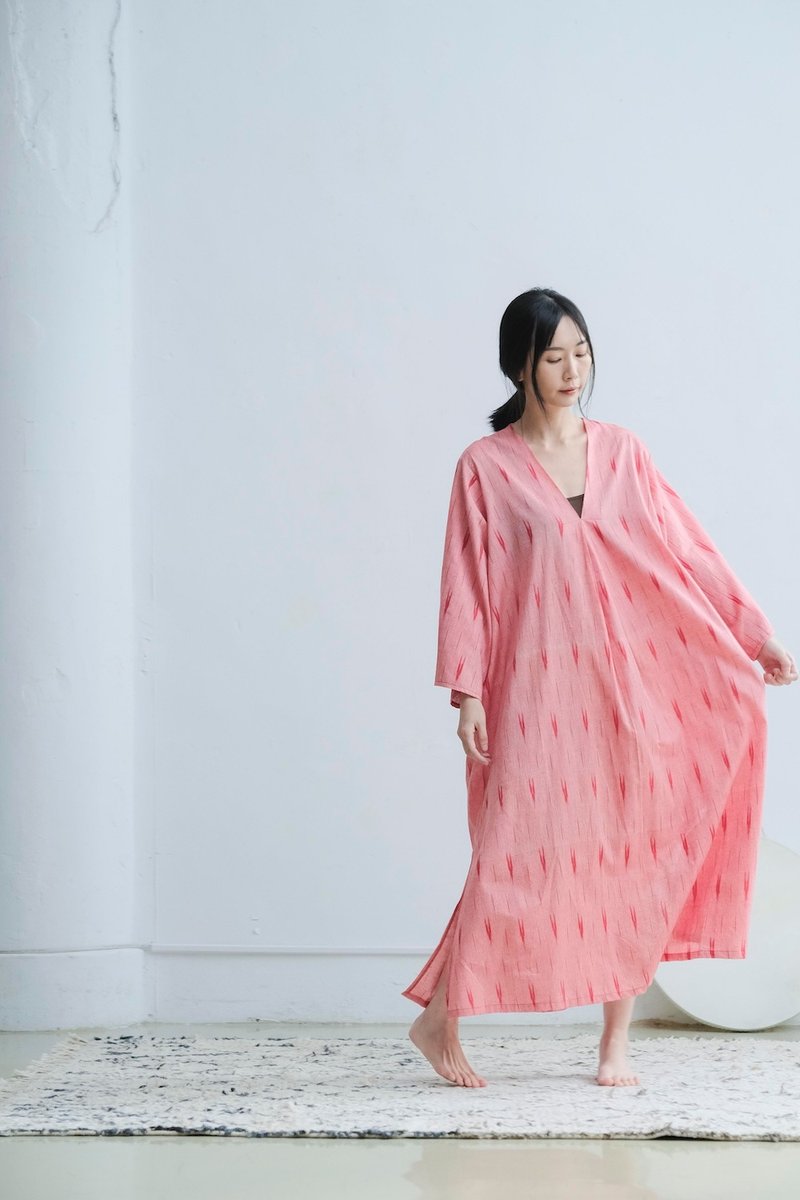 OMAKE 大V領開衩寬袖罩衫洋裝 / Ikat 草莓聖代 - 洋裝/連身裙 - 棉．麻 粉紅色