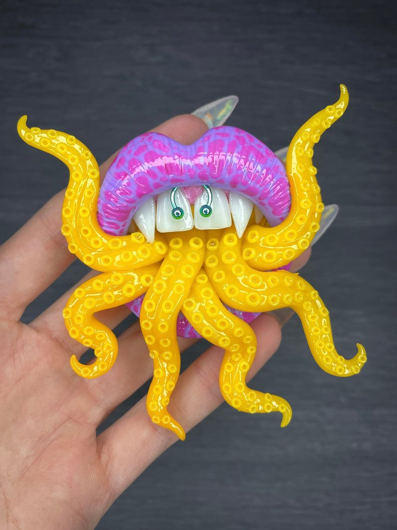 Brooch. Purple lips with tentacles. - 胸針 - 黏土 