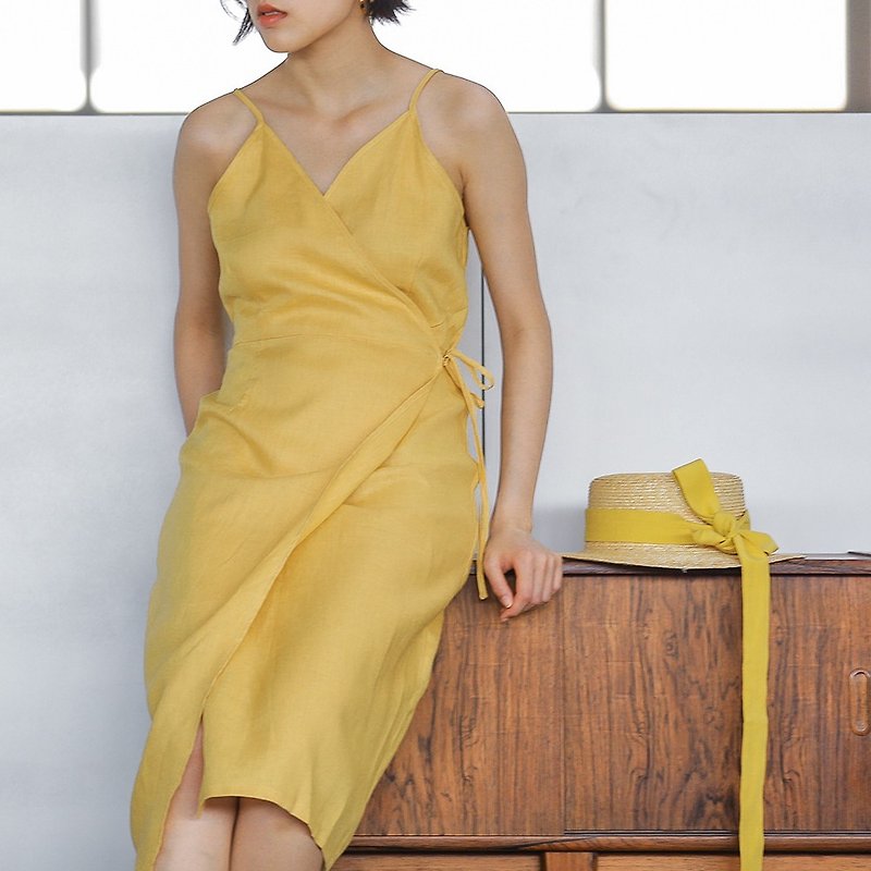 Desert Flower 黃色 法式V領綁帶吊帶洋裝 肌理亞麻質及膝連身裙 - 洋裝/連身裙 - 棉．麻 黃色