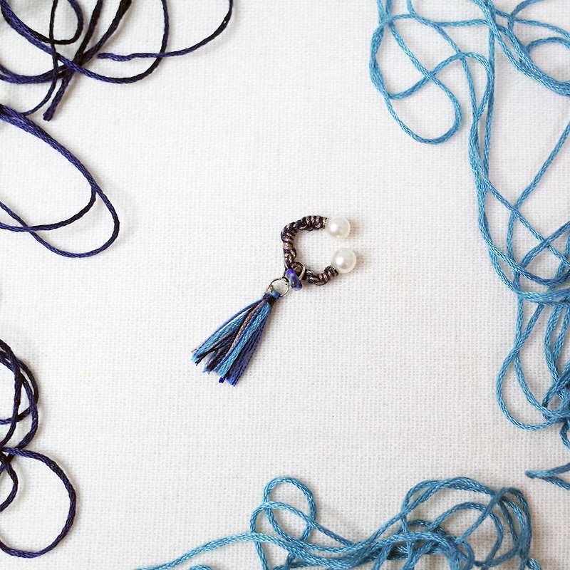 Hand knitted single ear ear cuff with twist cyanotic lapis lazuli - ต่างหู - งานปัก สีน้ำเงิน