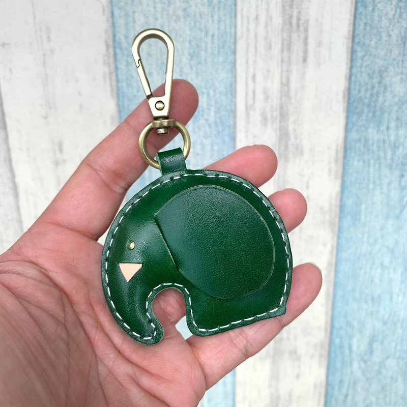 Handmade leather dark green cute elephant hand-stitched leather keychain small size - ที่ห้อยกุญแจ - หนังแท้ สีเขียว