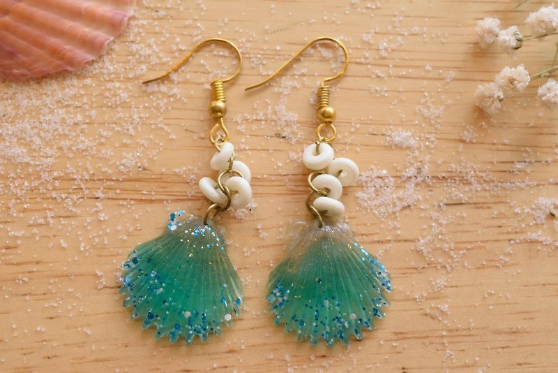 Cute & Beauty Green Shell Resin with Bone Cluster Dangle Earrings - ต่างหู - เรซิน สีน้ำเงิน