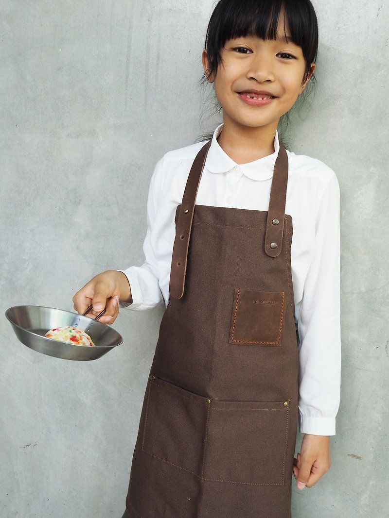 Simple canvas kid's apron - 圍裙 - 棉．麻 咖啡色