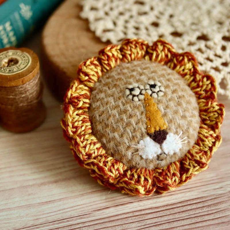 Handmade lion brooch - Brooches - Wool Orange