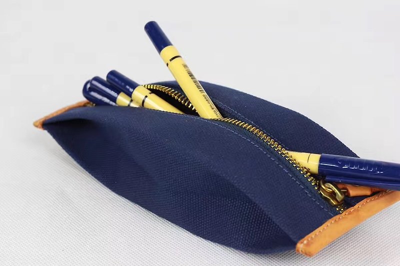 Simple canvas zipper pen bag / storage bag / cosmetic bag - children's day gift - กล่องดินสอ/ถุงดินสอ - วัสดุอื่นๆ สีน้ำเงิน