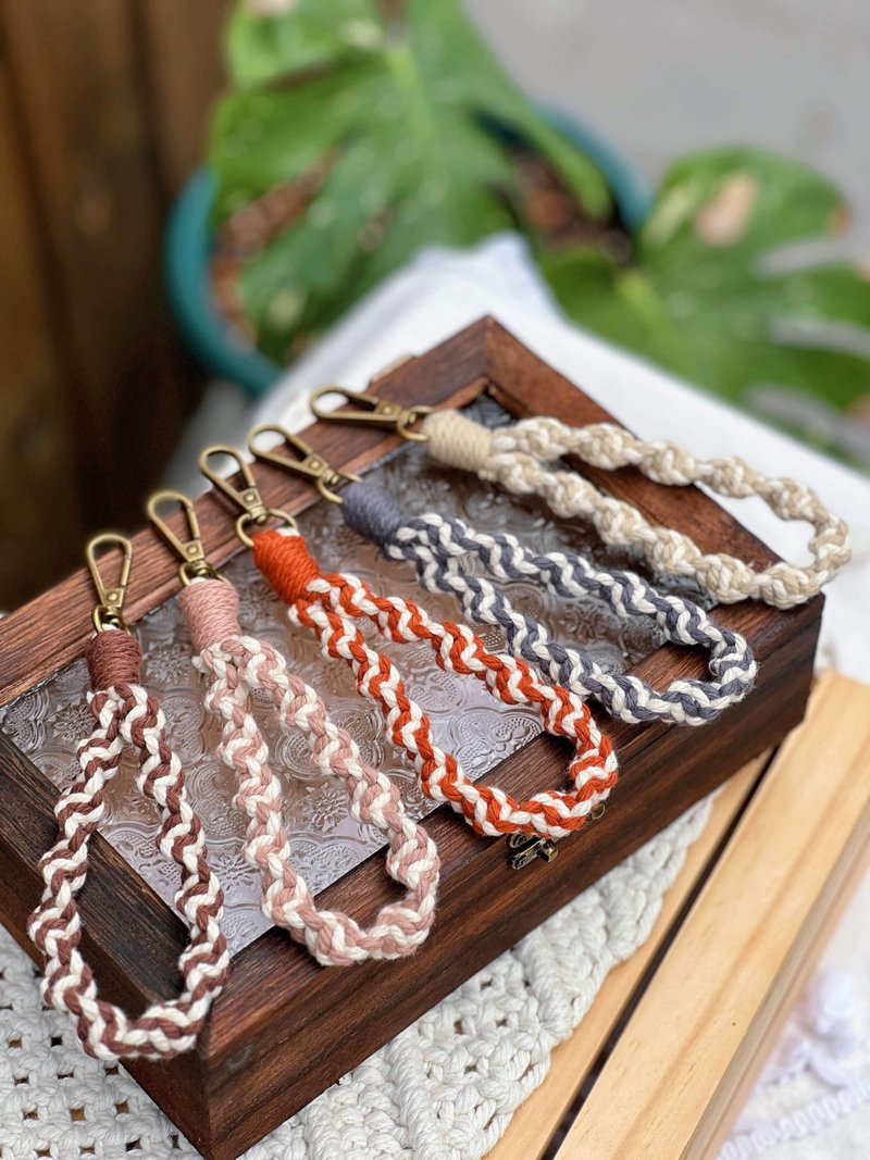 Macrame spiral braided key ring short mobile phone rope mobile phone pendant couple bracelet - ที่ห้อยกุญแจ - ผ้าฝ้าย/ผ้าลินิน หลากหลายสี