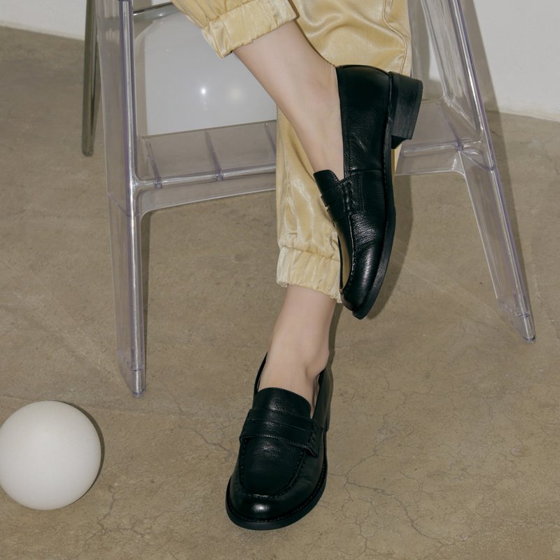 Vegetable tanned goatskin-classic nostalgic loafers-black - รองเท้าอ็อกฟอร์ดผู้หญิง - หนังแท้ สีดำ