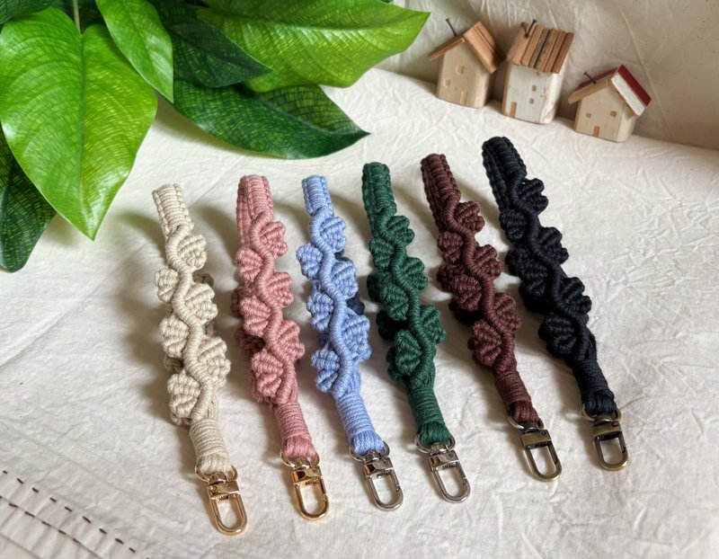 Smei Handmade | Woven Heart Leaf Vein Wrist Strap - พวงกุญแจ - วัสดุอื่นๆ หลากหลายสี