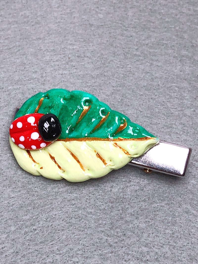 樹葉瓢蟲 手作黏土髮夾 手繪捏製 304不銹鋼鴨嘴夾-大尺吋 - 髮夾/髮圈 - 黏土 綠色