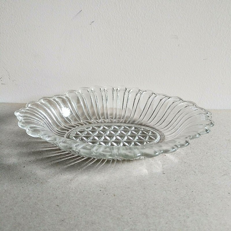 American old things wavy lace diamond bottom three-dimensional carved glass dish - จานและถาด - แก้ว สีใส