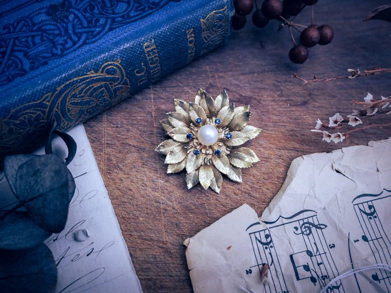 Krementz Sunflower Pearl and Sapphire Brooch – American Antique Jewelry Vintage Jewelry - เข็มกลัด - ไข่มุก 